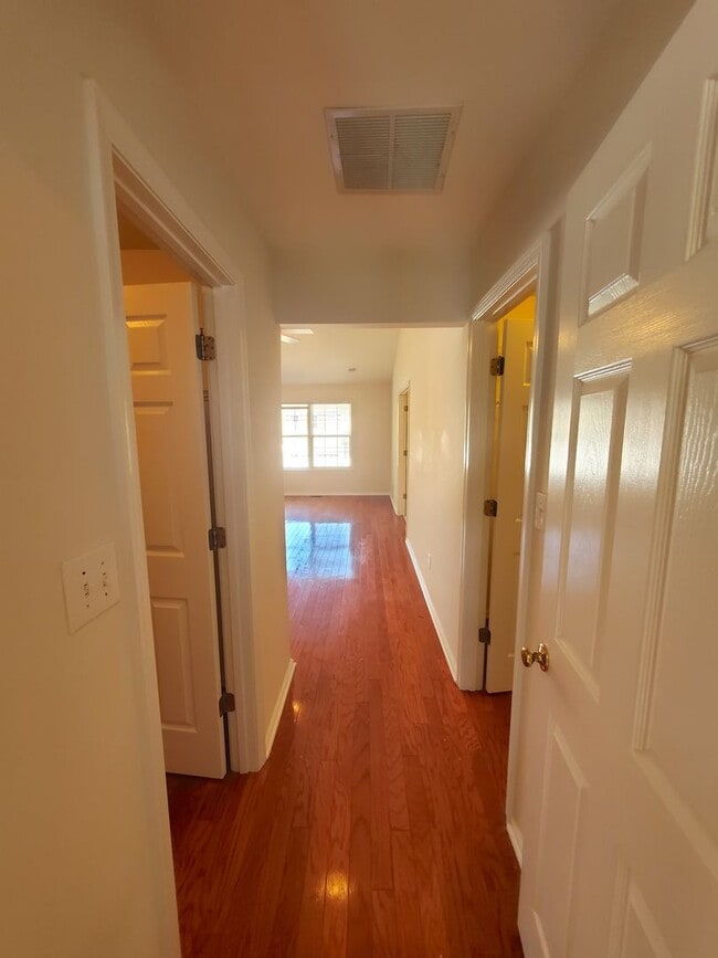 Building Photo - Waterfront! Spacious, updated, 4-bedroom &...