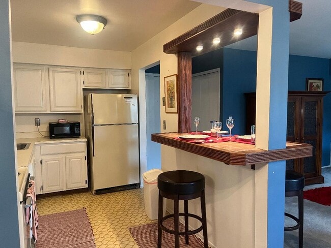 Building Photo - 30475 W 14 Mile Rd