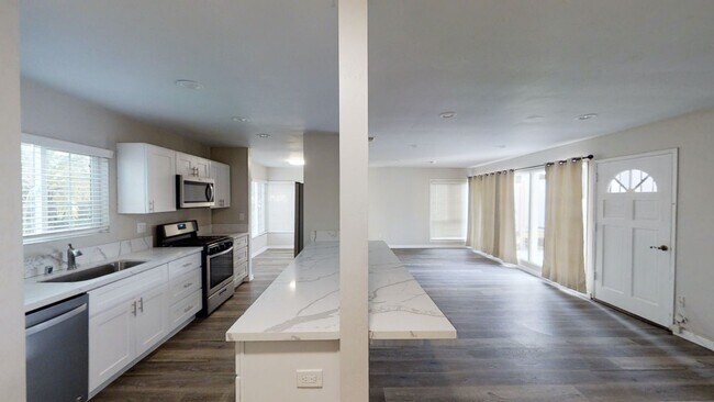 Building Photo - 4BD/2BA with Parking!