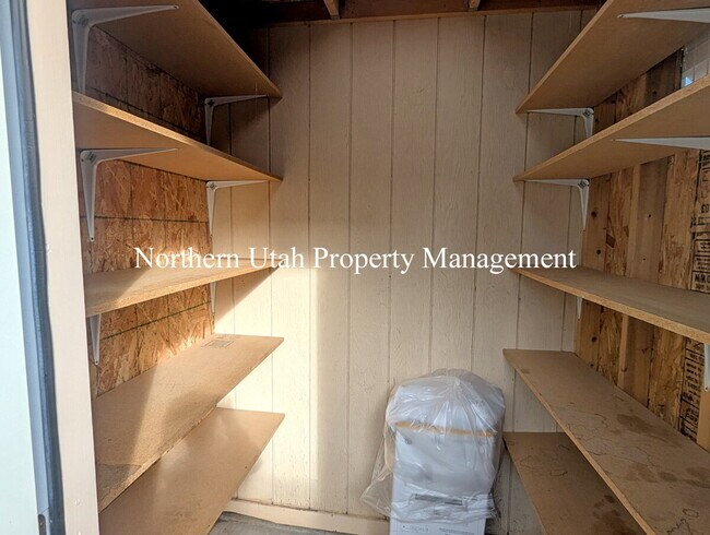 Building Photo - 1 Bed 1 Bath Lower Unit