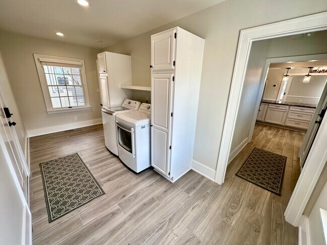 Building Photo - 992 Palmer