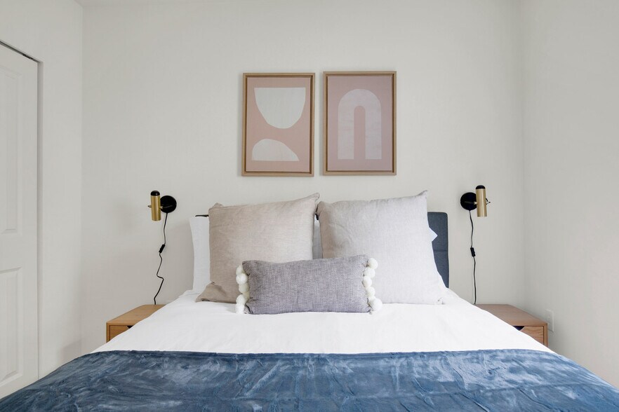 Building Photo - 10410 NE 2nd St