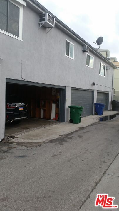 Building Photo - 827 Bay St