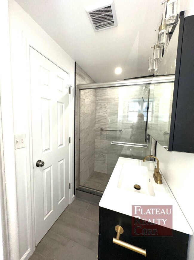 Building Photo - 364 Marion St