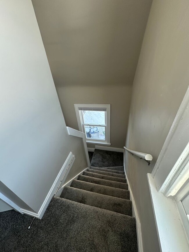 Building Photo - Large Open Concept 5BR/2BA Rent to Own Home