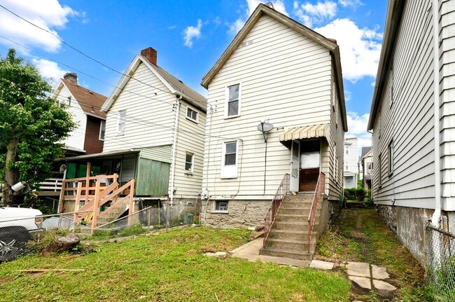 Building Photo - Updated 3 bed/1 bath House with garage!