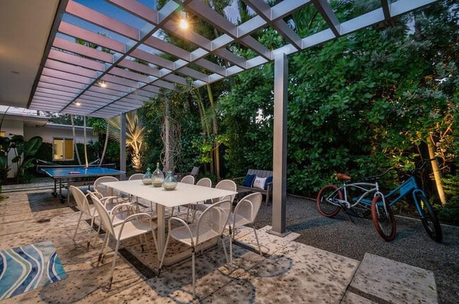 Building Photo - 3310 NE 18th St