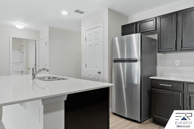 Building Photo - LIKE NEW 3/2/1 TOWNHOUSE IN DESIRABLE SEMINOLE WOODS