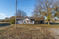 Building Photo - Charming 3 Bed/ 2 Bath Home in Greenwood (...