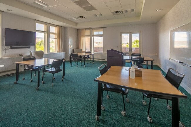 Building Photo - Updated One Bedroom Condo at The Peloton. ...