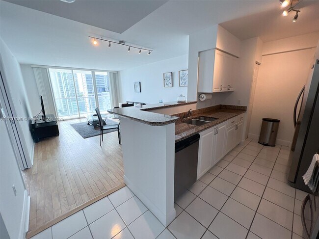 Building Photo - 1155 Brickell Bay Dr