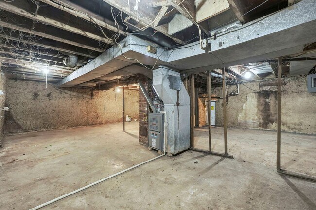 Building Photo - Spacious 4 Bedroom House with New Updates