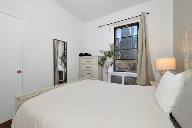 Building Photo - 400 W 47th St