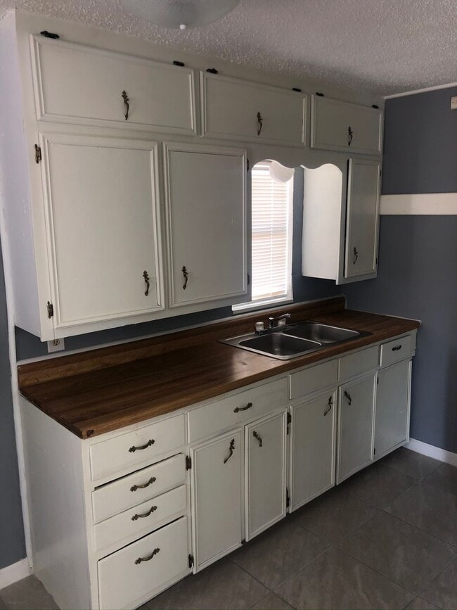 Building Photo - Remodeled  2 bedroom 1 bath
