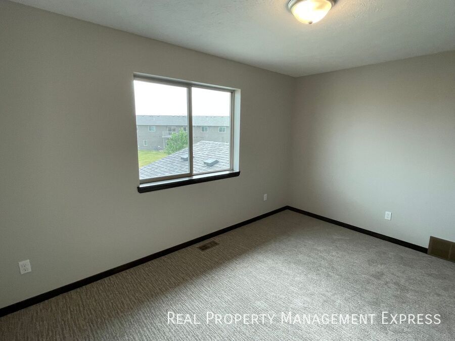 Building Photo - 3 Bed 2.5 Bath Townhome w/ Two-Stall Garage in Western SF