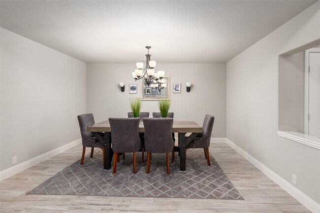 Building Photo - 1324 Thrasher Dr