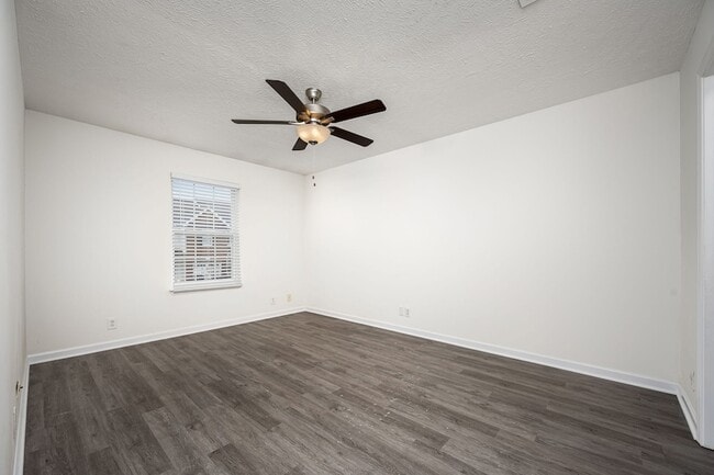 Building Photo - 4910 Laura Jeanne Blvd