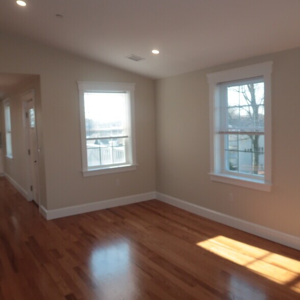 Building Photo - 32 Newhall St