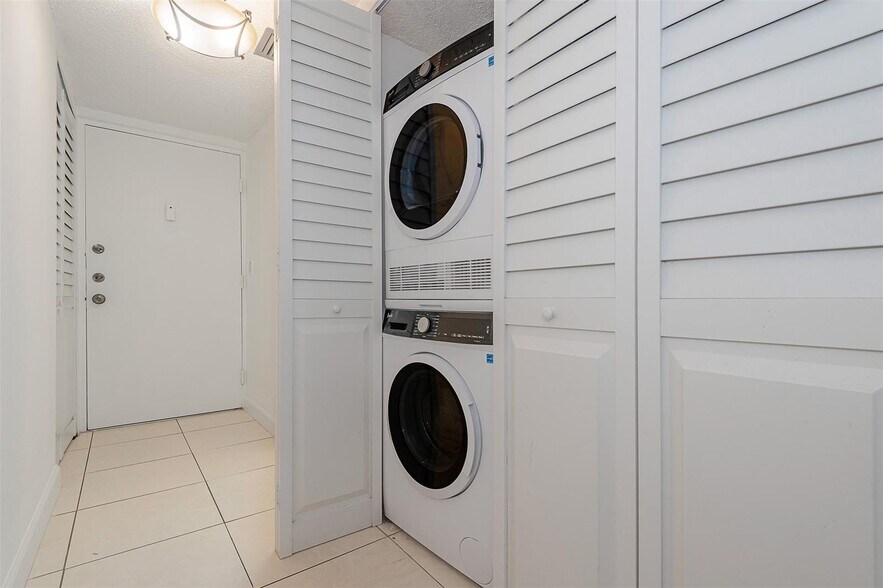 Building Photo - 6075 N Sabal Palm Blvd