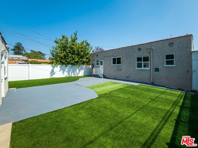 Building Photo - 723 W Doran St