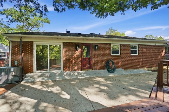 Building Photo - Three Bedroom Home with Great Outdoor Entertainment Space!