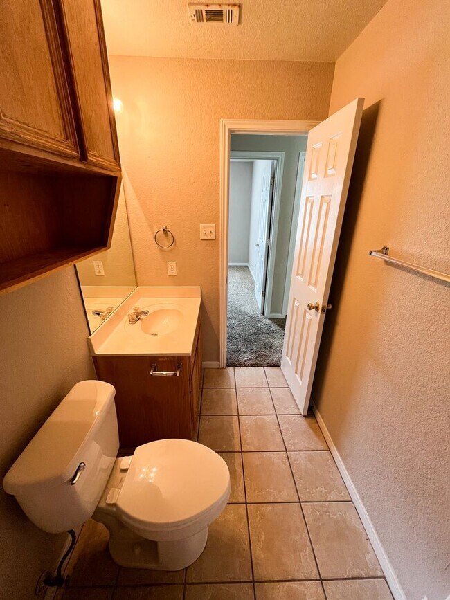 Building Photo - Available NOW  This home is centrally loca...