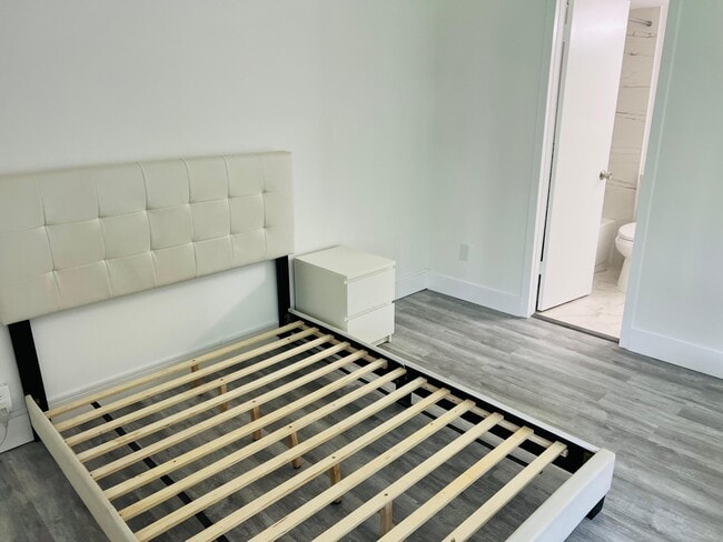 Building Photo - 384 Fanshaw J