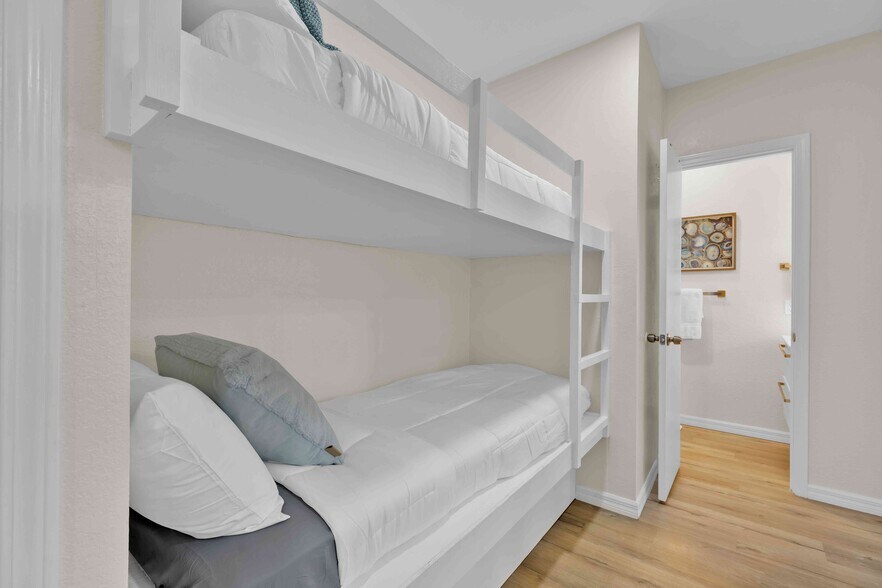 Building Photo - 111 E Hibiscus St