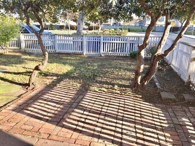 Building Photo - 2 Bed, 1 Bath Duplex Unit with Garage in P...