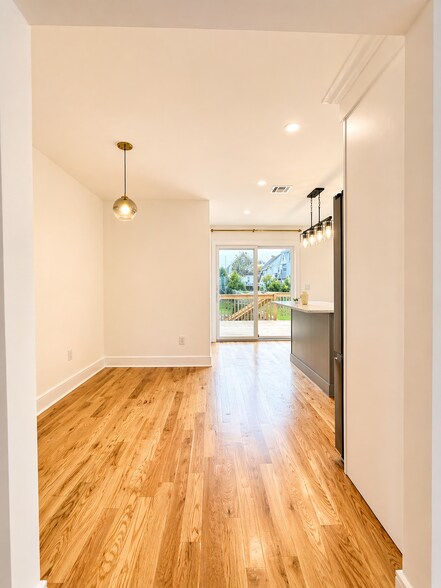 Building Photo - 374 Semel Ave