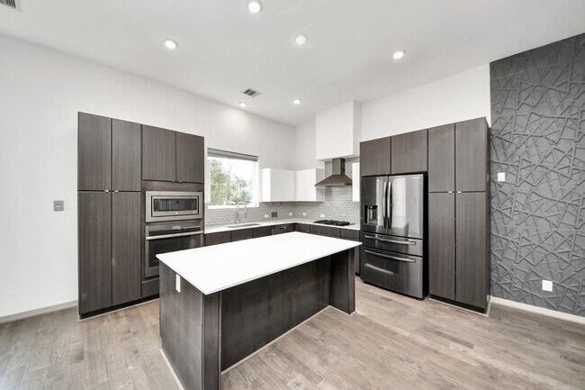 Building Photo - 2302 Johnson St