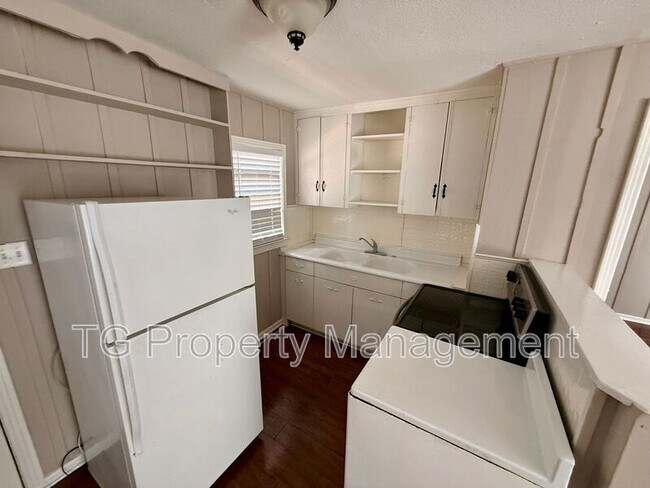 Building Photo - 5687 Akra Ave