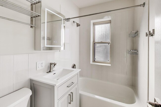 Building Photo - 1 W Oak Ave