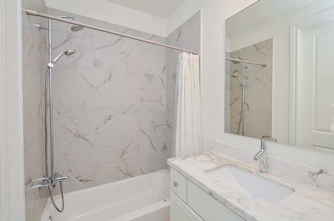 Building Photo - 6125 Cottage Grove Lake Dr