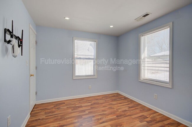 Building Photo - 1512 N May St