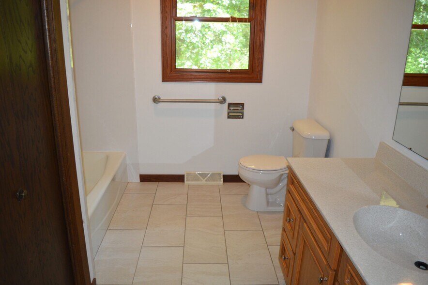 Building Photo - 1870 Sand Ridge Ct