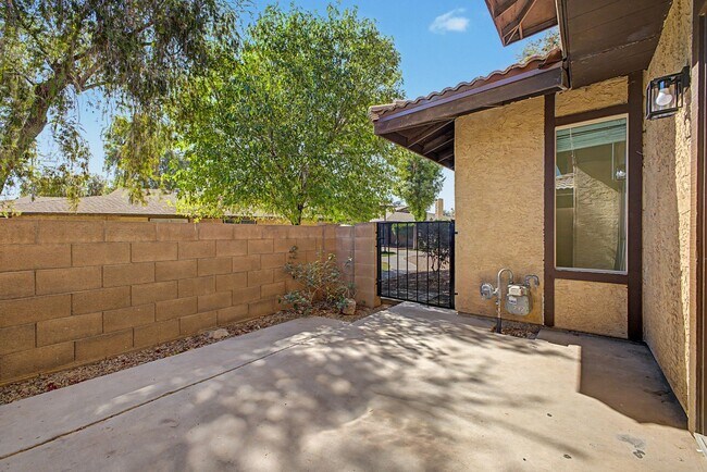 Building Photo - Remodeled 3BR End Unit Townhome in South Tempe | Private Yard + Covered Parking