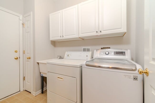 Building Photo - Stunning 2BR/2.5BA Townhouse with Dual Primary Suites, 2-Car Garage & Bonus Loft