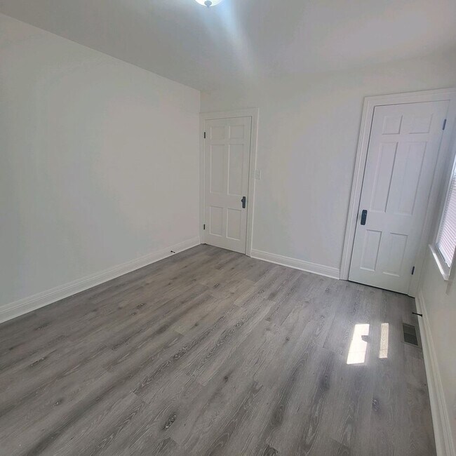 Building Photo - 1018 Berry Blvd