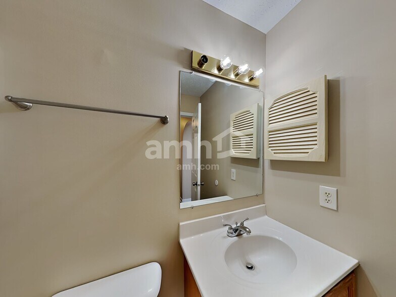 Building Photo - 90 Knights Bridge Dr N