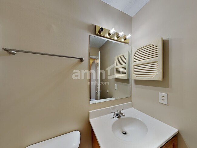 Building Photo - 90 Knights Bridge Dr N