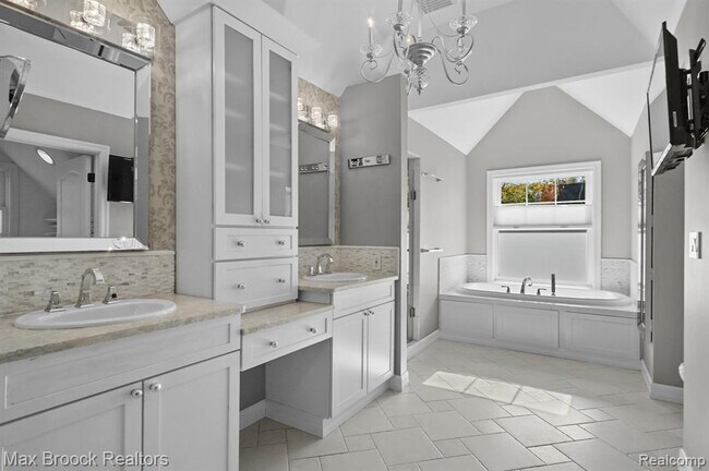 Building Photo - 2120 Buckingham Ave