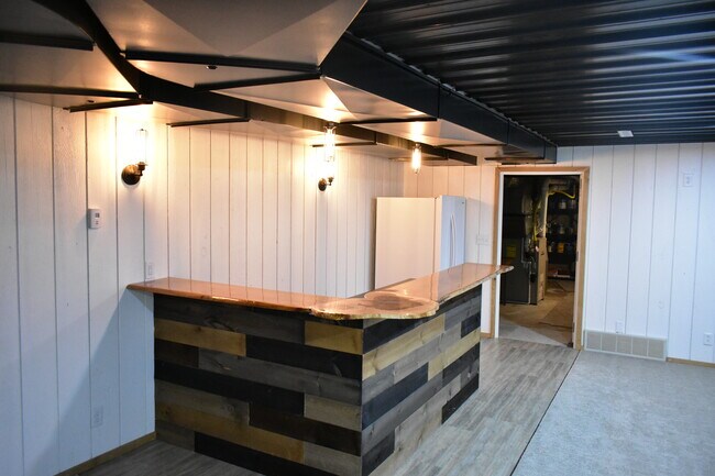 Building Photo - 1208 Oak St N