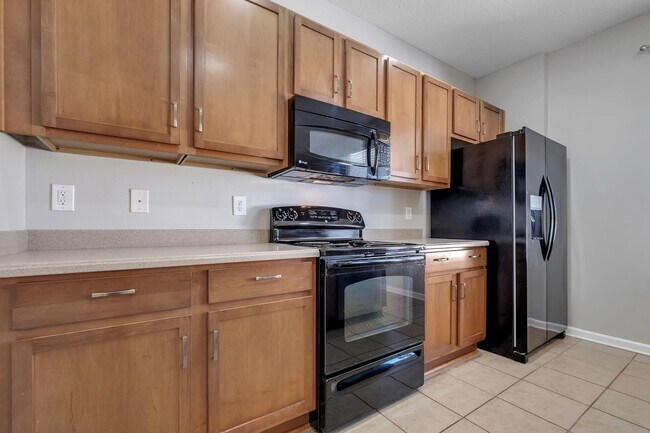 Building Photo - Southwood Townhome with Community Pool