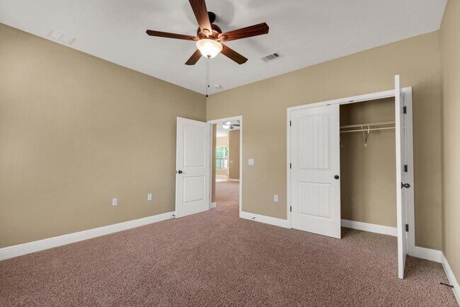 Building Photo - Charming, Pet-Friendly 4-Bedroom Oasis in Fort Walton Beach – Lawn Service Included!