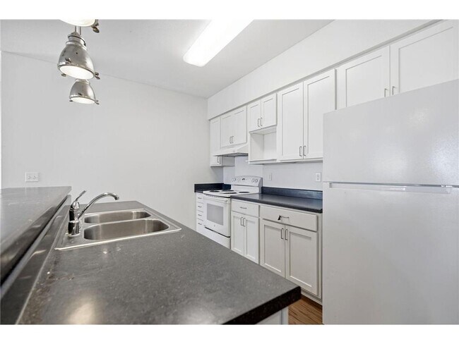 Building Photo - 2318 Jefferson St NE