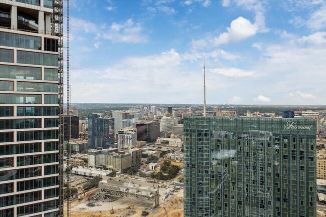 Building Photo - 610 Davis St