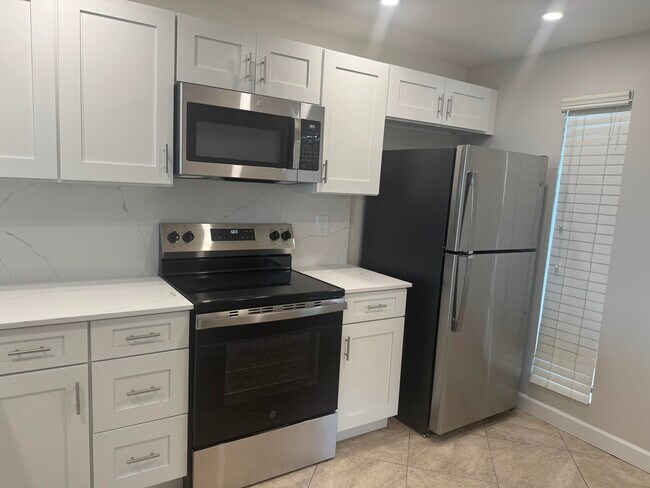 Building Photo - 21 Royal Palm Way