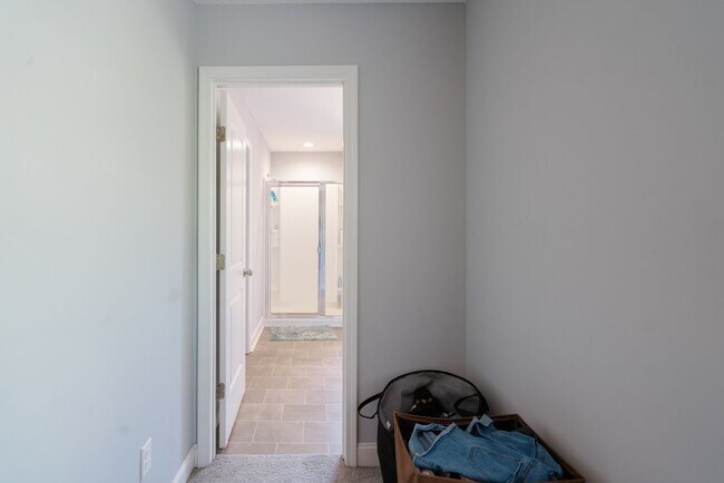 Building Photo - Spacious 4 Bed, 4 Bath