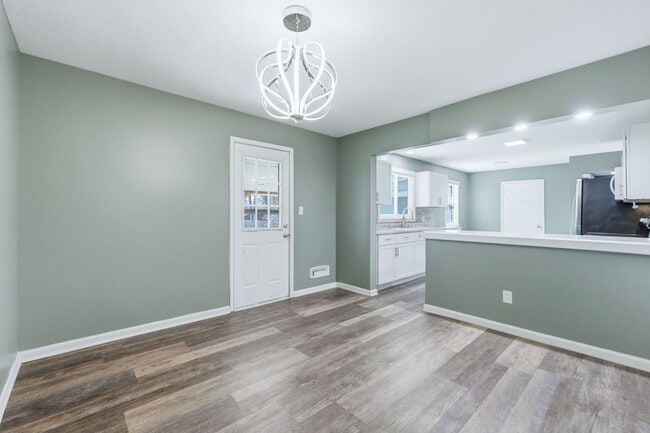 Building Photo - Updated 3BR Home with Fenced Yard & Garage